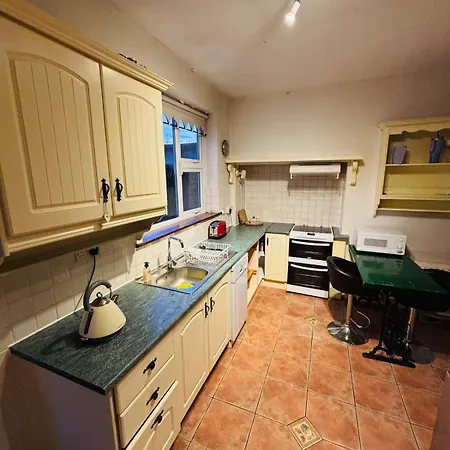 2 Bed 2 Bath House In Quiet Estate Дом отдыха